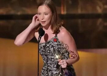 Hacks Dizisiyle Gecenin Yıldızı: Hannah Einbinder’in Emmyyle Sarsan Mesajı