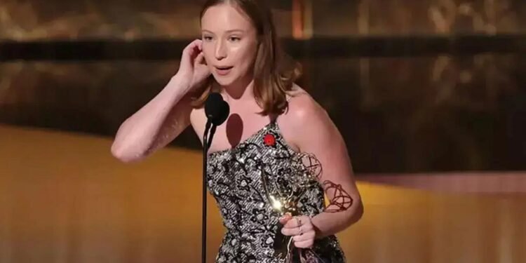 Hacks Dizisiyle Gecenin Yıldızı: Hannah Einbinder’in Emmyyle Sarsan Mesajı