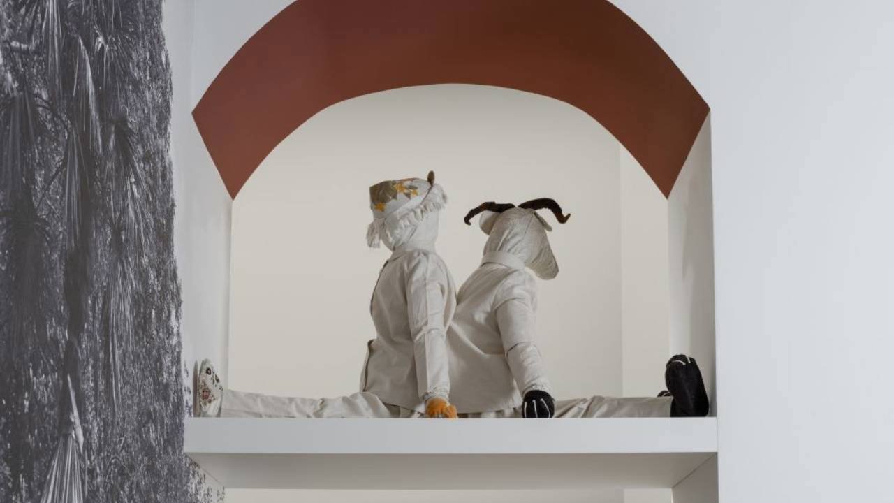 Nilbar Güreş’in Kadife Bakış Sergisiyle Kaosun Dansı: Arter’de Erkekliğin ve Kadının Sınırları