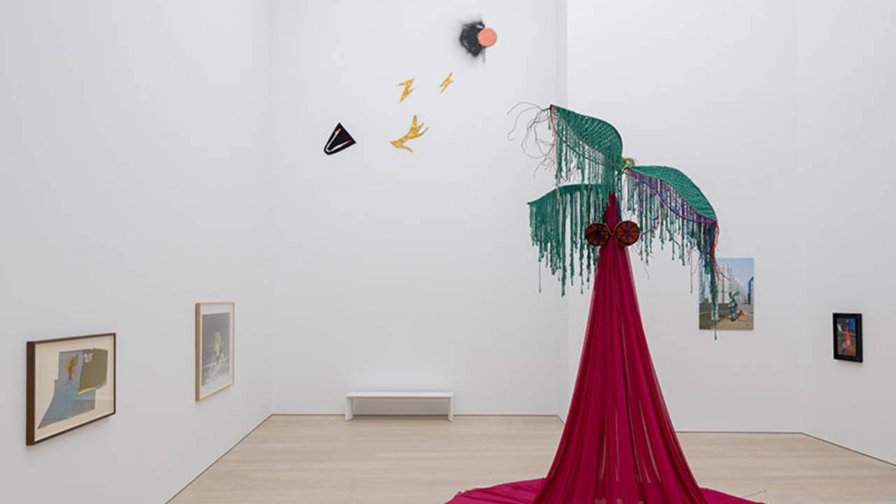 Nilbar Güreş’in Kadife Bakış Sergisiyle Kaosun Dansı: Arter’de Erkekliğin ve Kadının Sınırları