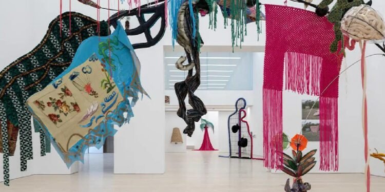 Nilbar Güreş’in Kadife Bakış Sergisiyle Kaosun Dansı: Arter’de Erkekliğin ve Kadının Sınırları