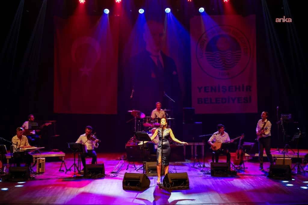 RE’ÇETE ile Volkan Konak Şarkıları: Cumhuriyet Salonu’nda Duygulu Bir Gecenin Hikayesi