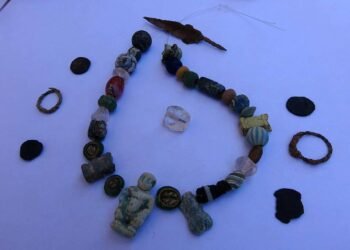 Sonsuzluk Merdiveni’nde 840 Metrelik Kazı: 14 Kisinin Gömüldüğü Geniş Nekropark ve Pataikos Tasviri