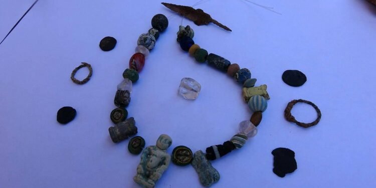 Sonsuzluk Merdiveni’nde 840 Metrelik Kazı: 14 Kisinin Gömüldüğü Geniş Nekropark ve Pataikos Tasviri