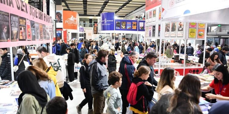 Balıkesir Kitap Fuarı: Üç Günde Onbinler Akın Etti ve İçerik Dolu Konuşmalar