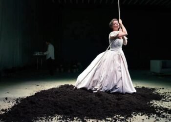 İstanbul Tiyatro Festivali’nde Sindirme Değişimleri: Katedral’den Biz Kimiz’e, Hamlet’e Yeni Bakışlar