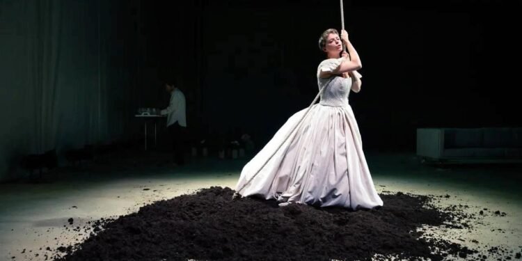 İstanbul Tiyatro Festivali’nde Sindirme Değişimleri: Katedral’den Biz Kimiz’e, Hamlet’e Yeni Bakışlar