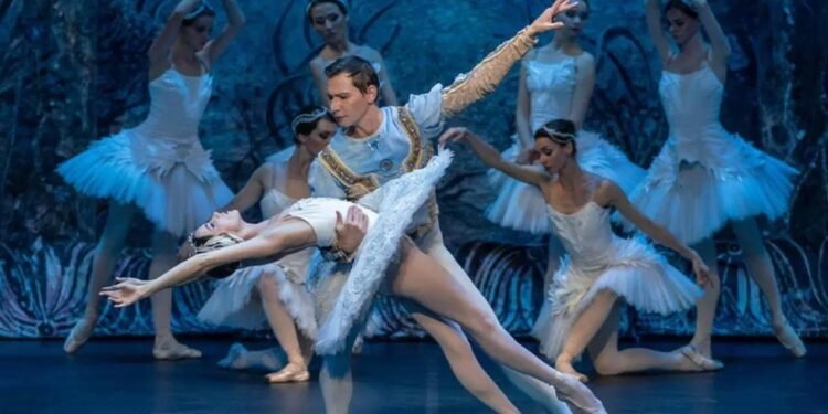 Kısa Özet: Kuğu Gölü Balesi Prömiyeri ve Öne Çıkan Detaylar