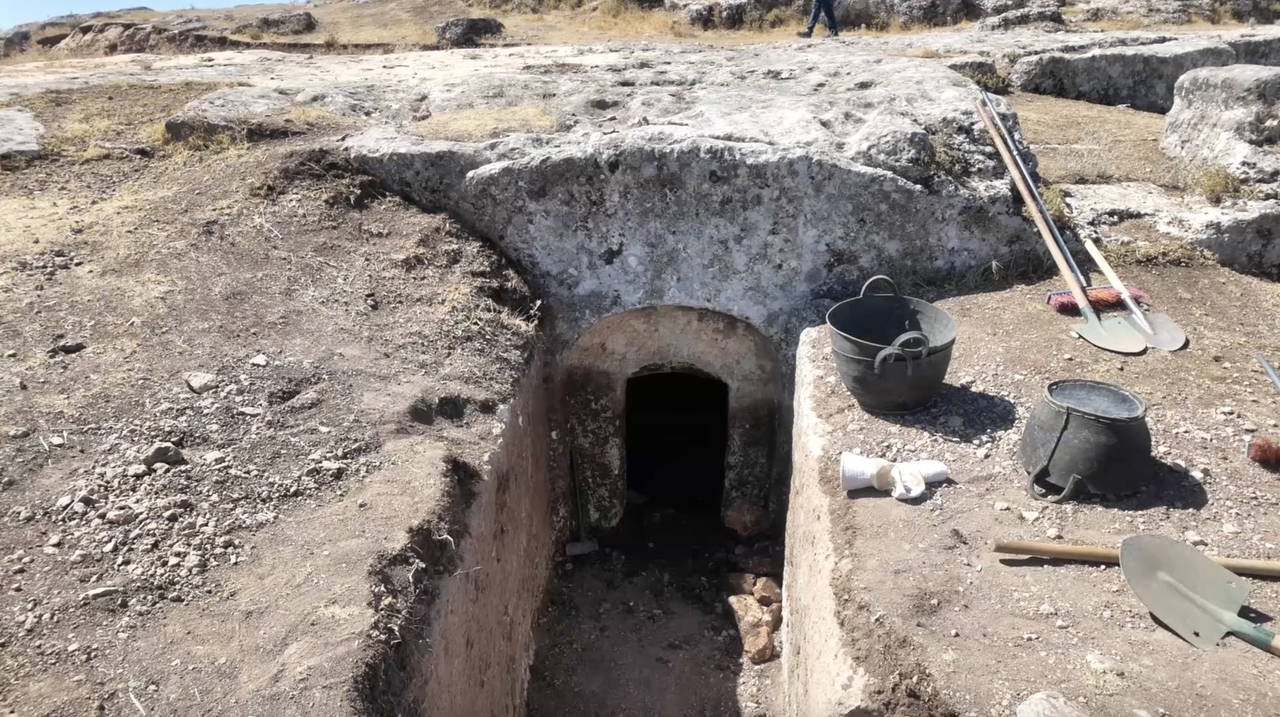 Adıyaman’daki Tharsa Antik Kenti’nde 1800 Yıllık Oda Mezarı Gün Yüzüne Çıkarıldı
