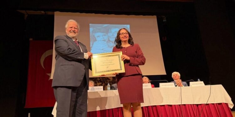 Bilinmeze Doğru: Emine Işınsu Roman Ödülü’nü Kazanan Hülya Başarangil Demir için Tören Özeti