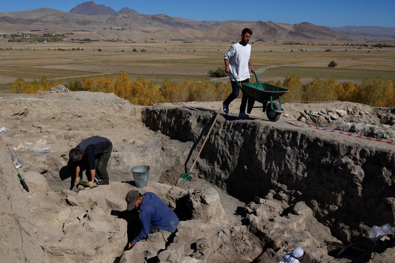 İremir Höyüğü Kazılarında Erken Tunç Çağı Depo ve Mutfak Alanlarıyla Tarımsal Merkeze İşaret