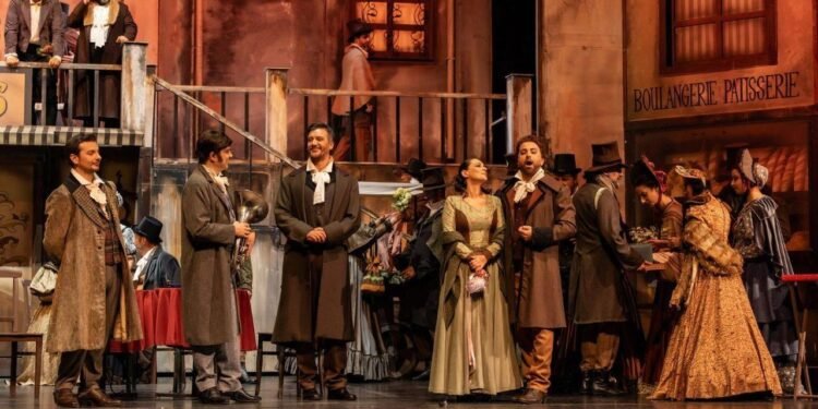 La Boheme: İDOBnin AKM’de Yeniden Sahneye Dönüşü ve Sahne Tasarımıyla Dikkat Çeken Gösteri
