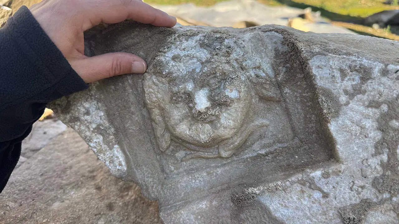 Bartın'daki antik kentte 'gülümseyen Medusa' figürü bulundu