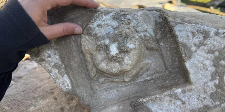 Bartın’daki antik kentte ‘gülümseyen Medusa’ figürü bulundu