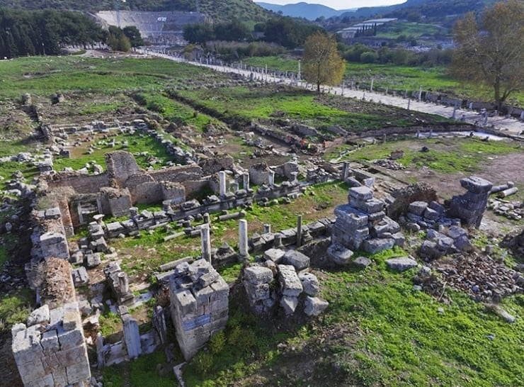 Efes’te Liman Hamamı Çalışmaları: Serapis Tasvirli Tütsü Kabı Keşfi ve Atölye İzi