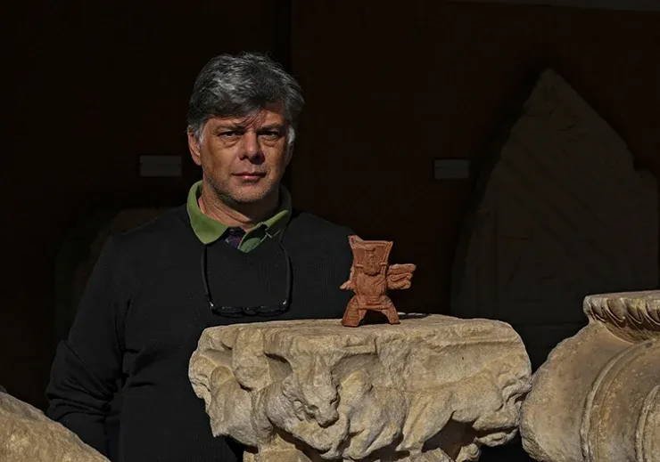 Efes’te Liman Hamamı Çalışmaları: Serapis Tasvirli Tütsü Kabı Keşfi ve Atölye İzi