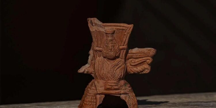 Efes’te Liman Hamamı Çalışmaları: Serapis Tasvirli Tütsü Kabı Keşfi ve Atölye İzi