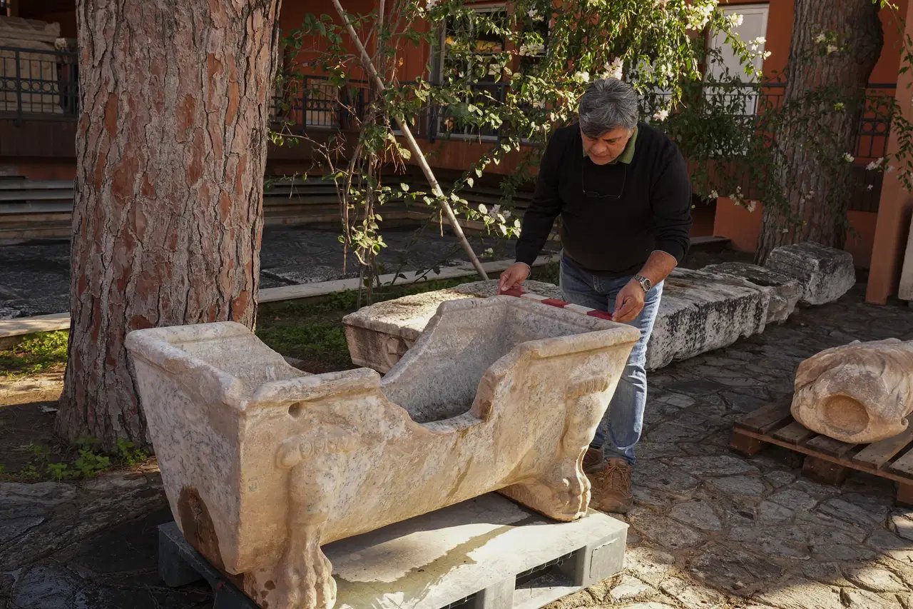 Efes'teki Sıra Dışı Buluntu: Yamaç Evler’e Ait Mermer Küvet ve Diğer Keşifler