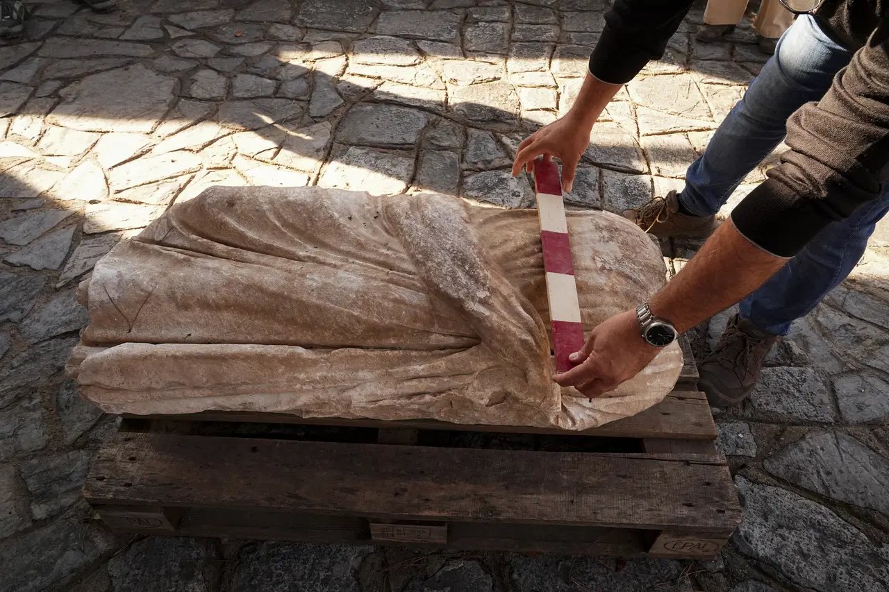 Efes'teki Sıra Dışı Buluntu: Yamaç Evler’e Ait Mermer Küvet ve Diğer Keşifler