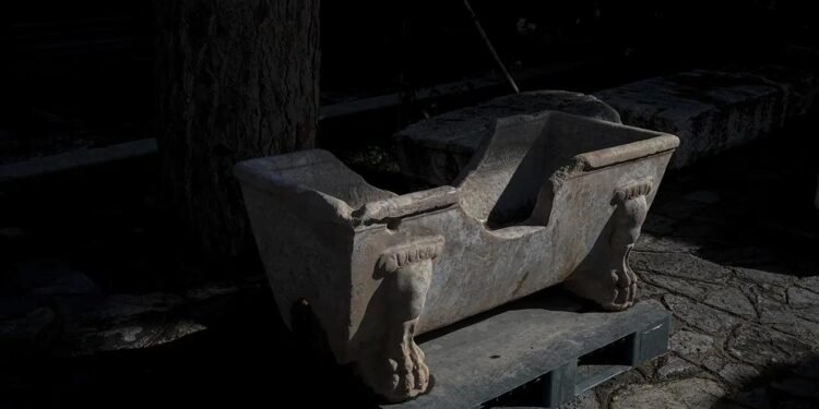 Efes’teki Sıra Dışı Buluntu: Yamaç Evler’e Ait Mermer Küvet ve Diğer Keşifler