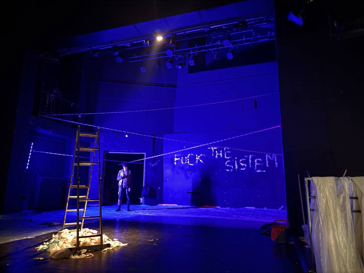 İçerde Polis Var: Ailenin Zihninde Çatlayan Denetim ve Sülüzyonun İzleri