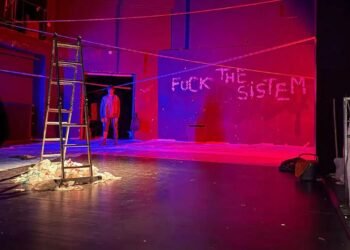 İçerde Polis Var: Ailenin Zihninde Çatlayan Denetim ve Sülüzyonun İzleri