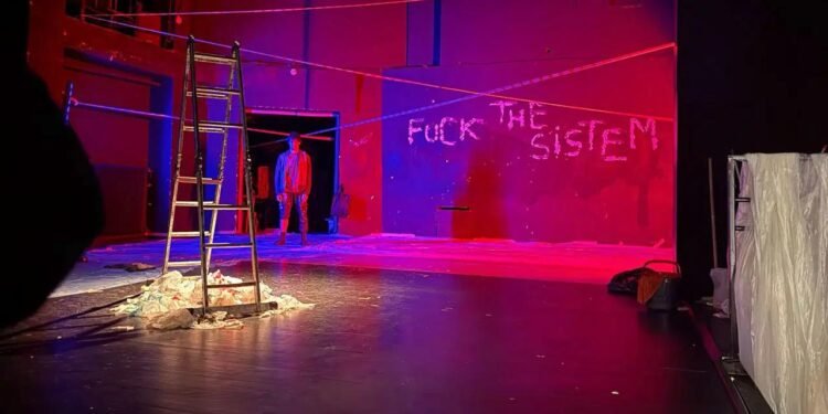 İçerde Polis Var: Ailenin Zihninde Çatlayan Denetim ve Sülüzyonun İzleri