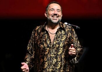 Kapalı Gişe Sahnelenen Gösteride Taşkın Sabah Orkestrası Eşliğinde Demirer’in Yeni Şarkıları ve Şakaları