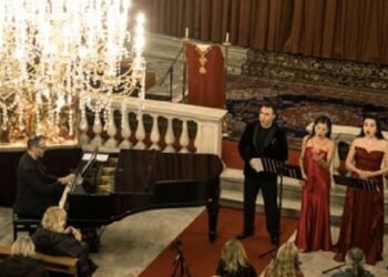 Noel Ezgileriyle Dolu Gecede Rey Ensemble: Rus Halk Şarkıları ve Çokyönlü Festivaller