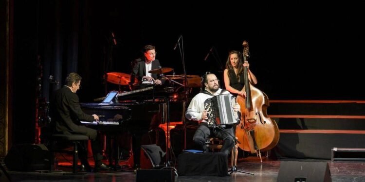 Paris’tan Sahnelenen Şarkılar: Paris! The Show Zorlu PSM’de Büyüleyici Bir Akışla Döndü