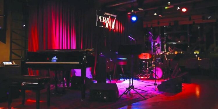 Pera 77: Cazın Kültürel Yolculuğu ve Otel Altı Mizahta Yeni Ufuklar