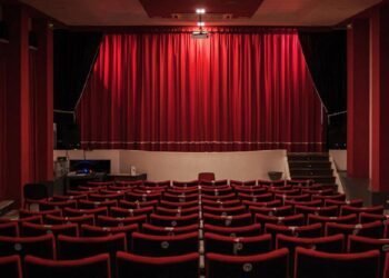 Vay! Dedi Baykuş: Little Angel Theatre’dan Dünyaya Açılan Renkli Kukla Yolculuğu