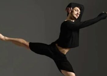 Deniz Erkan Sancak: Çok Yönlü Bir Doğuştan Yeteneğin Sahne Yolculuğu