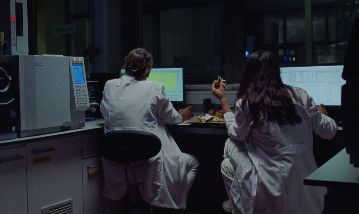 İki Laborantın Yorgun Saatleri: Berlin’de Yeni Bir Kısa Film Yolculuğu