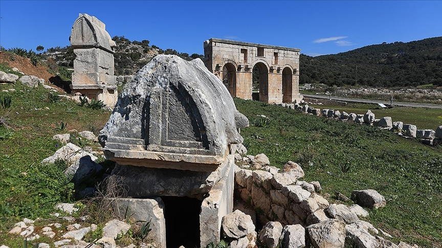Patara 2024-2025 Saha Çalışmaları ve Kurtarma Restorasyonları: Neolitik Dönemden Traianus Saatiğine Uzanan Yolculuk