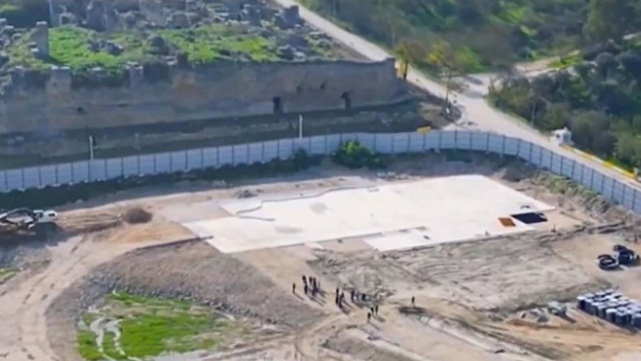 Efes Kıyısında Dev Proje Tartışması: Arkeolojik Kalıntılar ve Otopark Genişlemesi Üzerine Kamuoyu Endişeleri