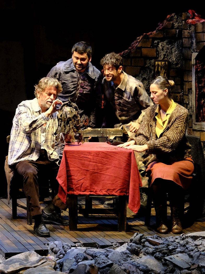 İlerleme Arayışı: Yıkım İçinde Ailenin ve İnsanlığın Gölgesi