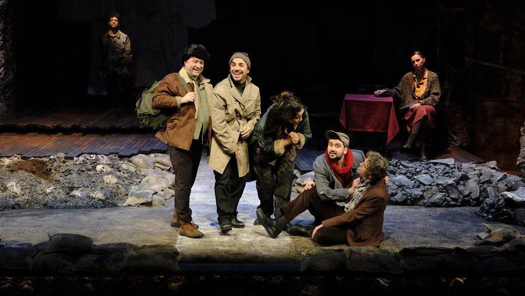 İlerleme Arayışı: Yıkım İçinde Ailenin ve İnsanlığın Gölgesi