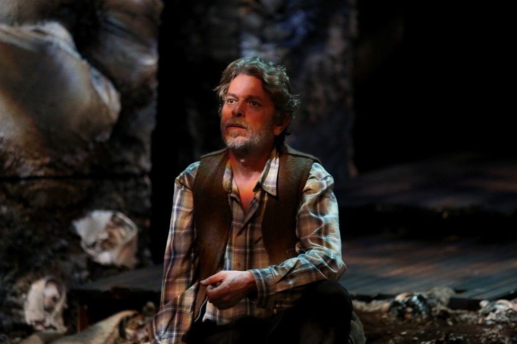 İlerleme Arayışı: Yıkım İçinde Ailenin ve İnsanlığın Gölgesi