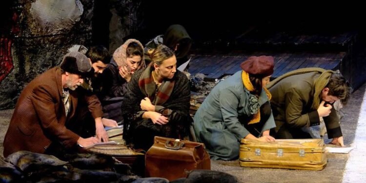 İlerleme Arayışı: Yıkım İçinde Ailenin ve İnsanlığın Gölgesi