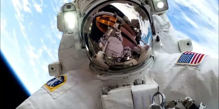 Uzay Görevlerinde Akıllı Telefon Devrimi: Astronotlar Artık Kişisel Cihazlarla Fotoğraf Paylaşıyor