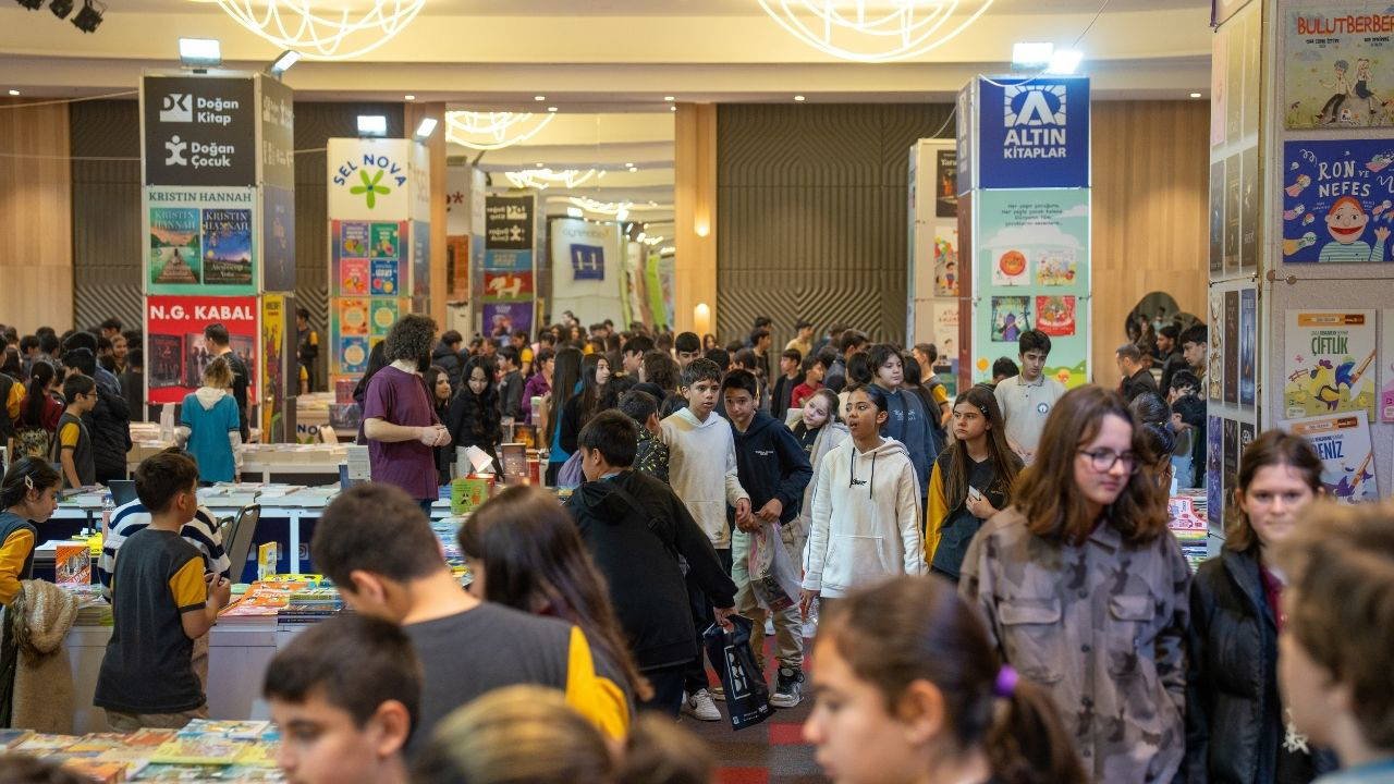 Akra Kitap Günleri: Kemer'de İmza ve Söyleşi Dolu Bir Haftaya