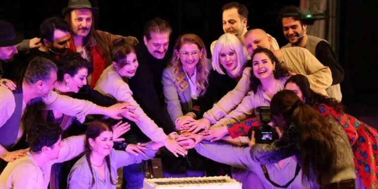 BBT’nin Dünya Tiyatro Günü coşkusu: Aziz Nesin’in Eşeğin Gölgesi ücretsiz sahnede