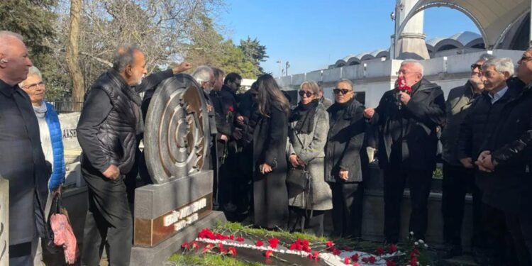 Edip Akbayram Anması: Anıların Dolu Mezarlıkta Yansıması