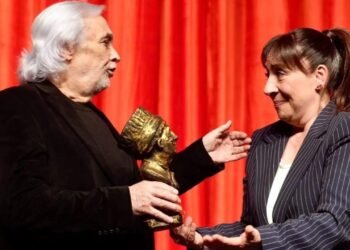 İsmail Dümbüllü’nün Mirası Ataşehir’de Yeni Nesil Törenle Yaşatıldı: Binnur Kaya’ya Ödül