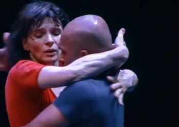 Juliette Binoche: Belgesel Yönetmenliği Yolculuğu ve Sahneyle İç İçe Dört Kıtadan Gelen İlham