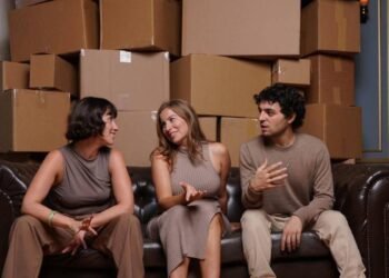 Kutular: Kadıköy’de Duygusal Bir Sahne Yolculuğu ve Anlam Arayışı