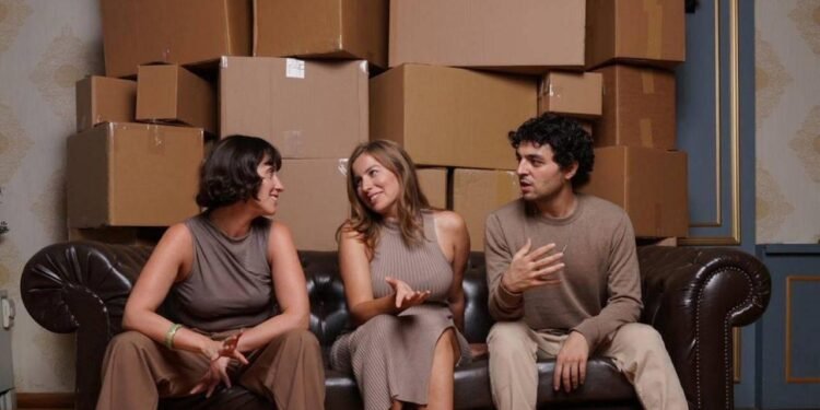 Kutular: Kadıköy’de Duygusal Bir Sahne Yolculuğu ve Anlam Arayışı