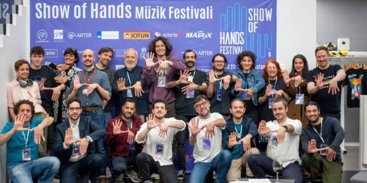 Show of Hands: Anın Doğuşu ve Arter İşbirliğinin Festival Ekolojisi